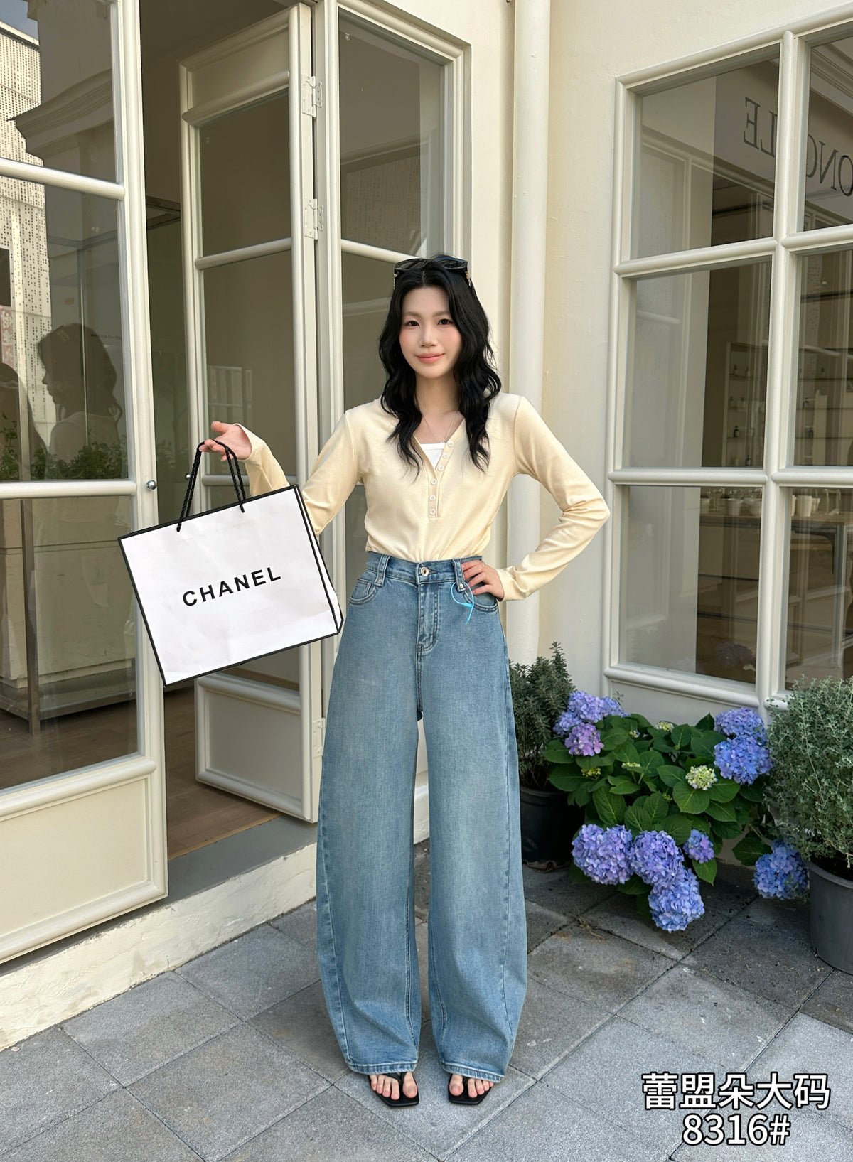 Curved-Leg Jeans - 8316