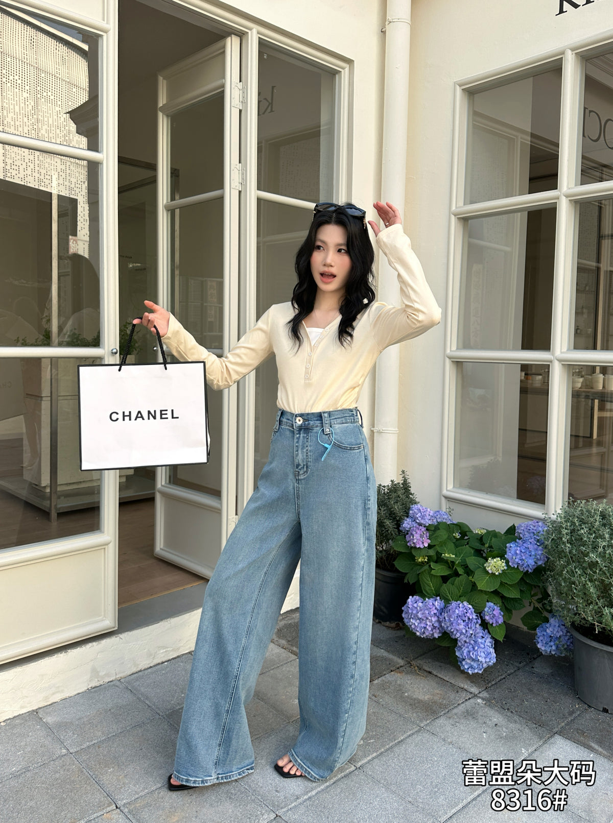 Curved-Leg Jeans - 8316
